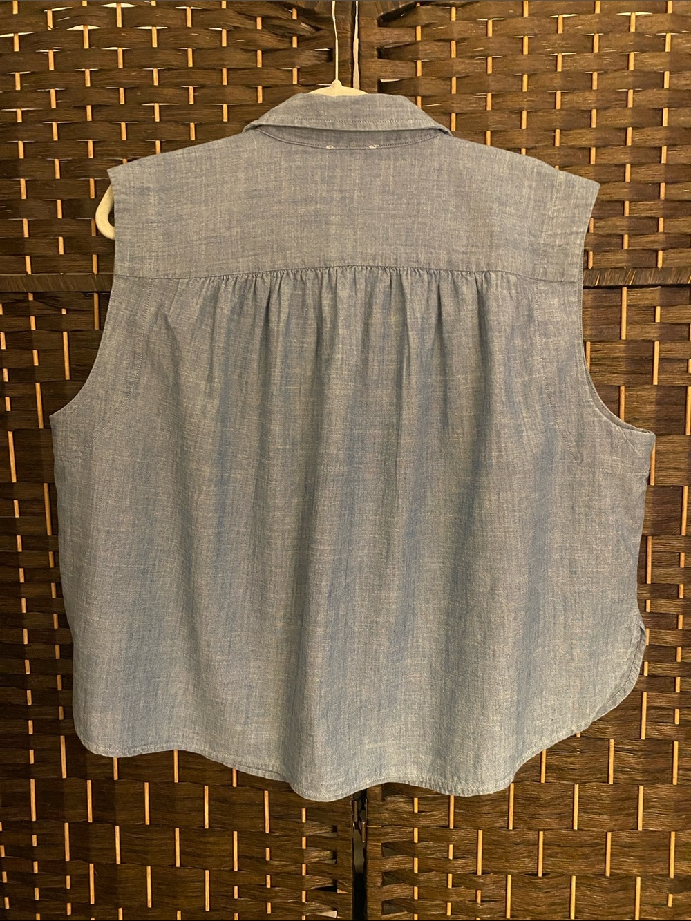 Levi's Gracen Blouse Sleeveless Button-Down Chambray - Size XL - 100% Cotton - Picture 2 of 8